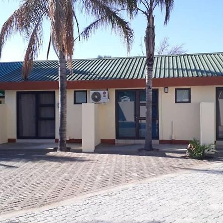 RY Courtyard Otel Oshakati Dış mekan fotoğraf